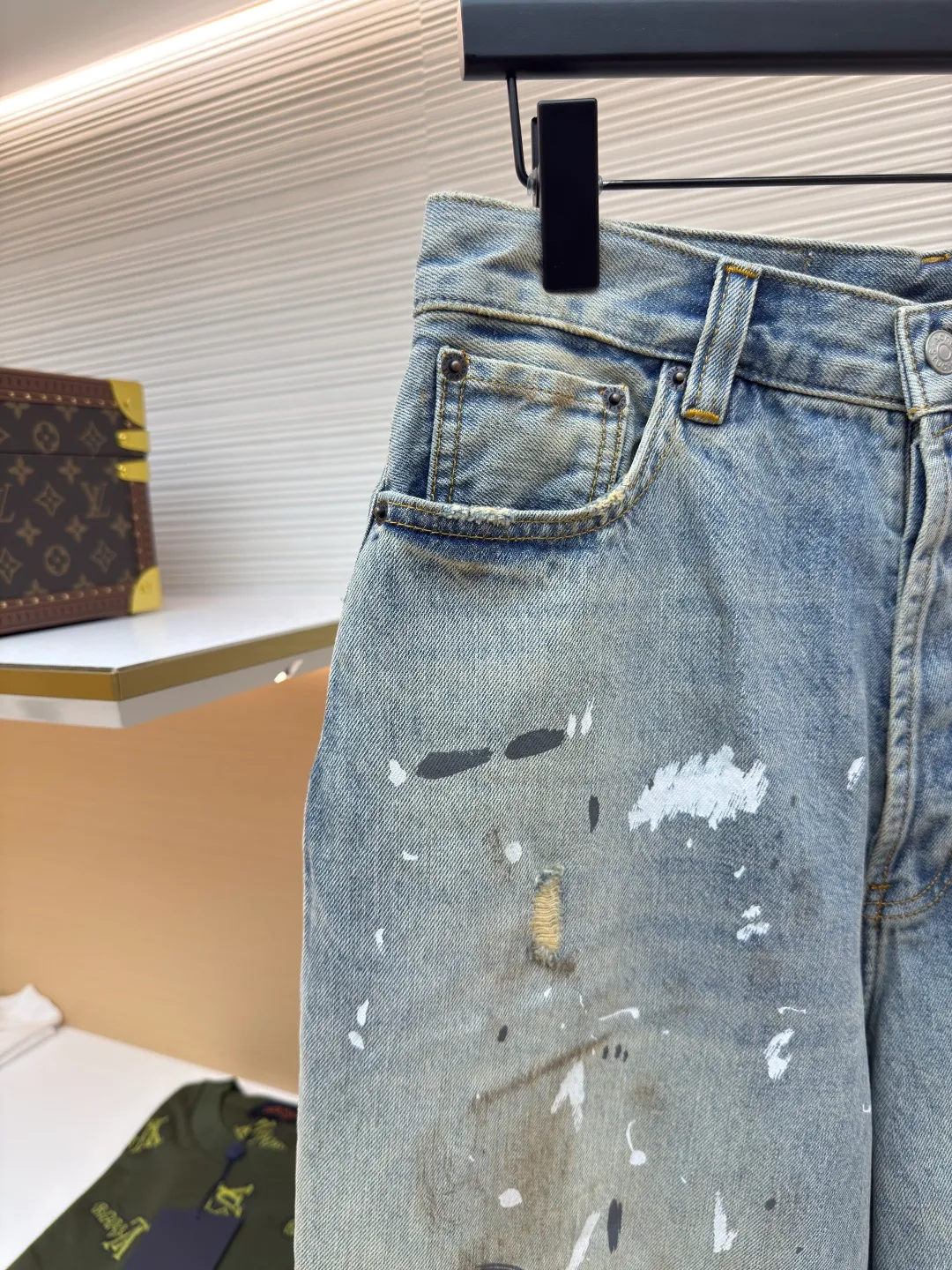 Acne Studios splash-ink loose wide-leg jeans ●Authentic product: Purchased and developed by 3704 ●Item number: 1680337-A85 ●Material: denim fabric ●Technology: frayed production ●Version: Loose fit ●Weight: about 790 grams ●Size: 42-44-46-48-50-52 ●Description: Made of long-staple cotton + 2% elastic fiber blend to ensure stiffness and moderate extensibility, suitable for loose tailoring. The fabric is first pre-shrunk to prevent deformation, and then washed with cellulase to soften the fibers to improve skin-friendliness while retaining the unique rough texture of twill.  Cellulase is used to bio-polish cotton fibers to break down surface hairiness, making the fabric feel super soft and waxy while retaining the natural breathability of cotton. Compared with traditional stone washing, this process is more environmentally friendly and reduces physical damage to fibers. The overall wiring is straight and delicate, the fabric is comfortable and soft, and the color is consistent without color difference. It can be matched with the same style to create a fashionable look and control various occasions. Customized accessories, complete with three standards, same style for men and women!